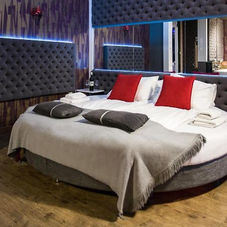 Yourplace Romantic Apartment With Private Patio Cracovie Extérieur photo