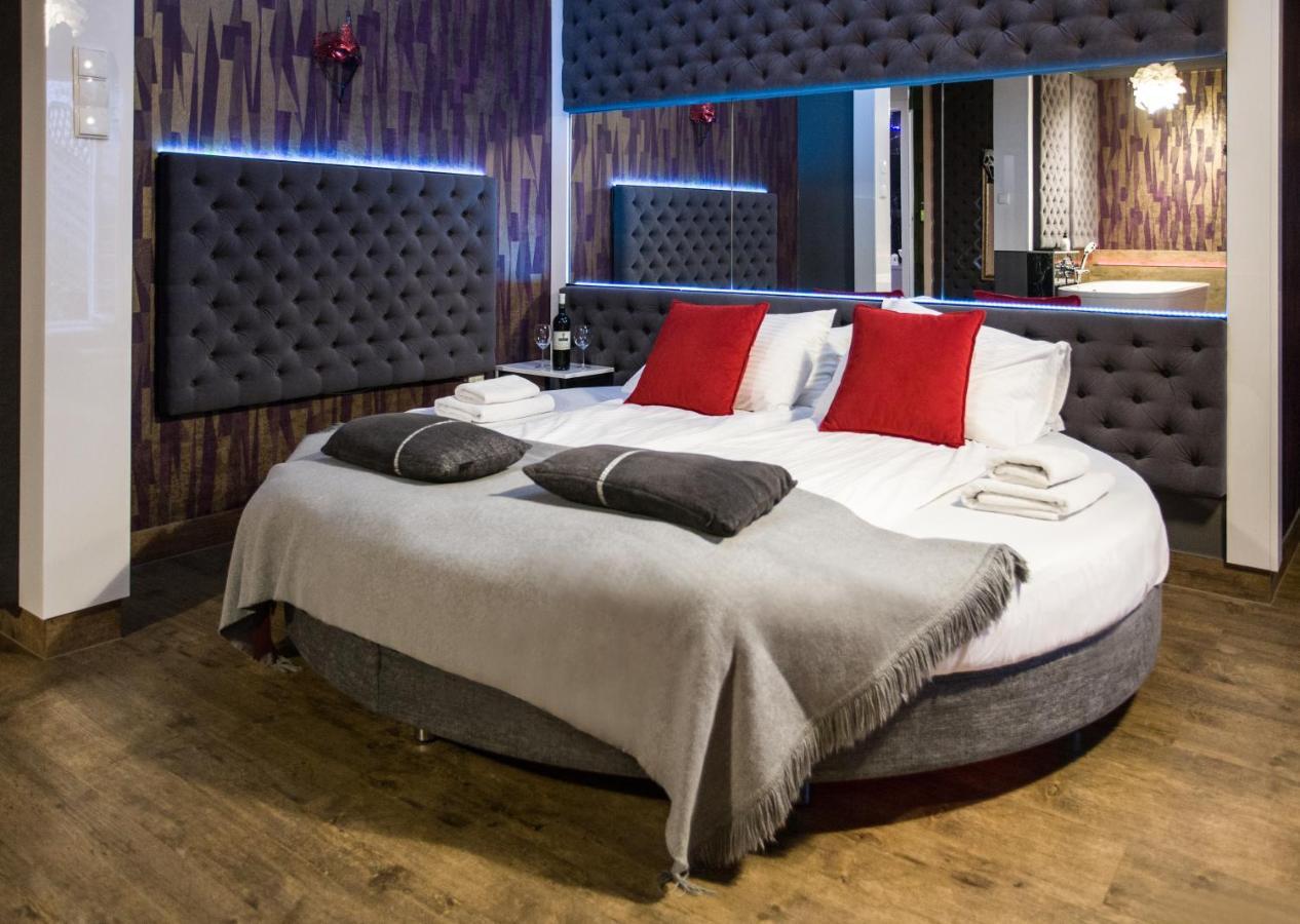 Yourplace Romantic Apartment With Private Patio Cracovie Extérieur photo