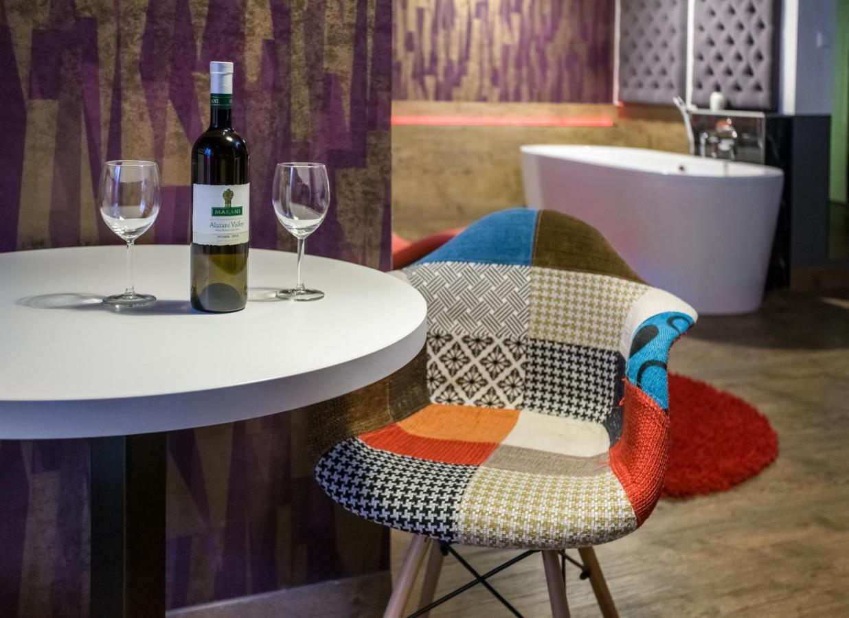 Yourplace Romantic Apartment With Private Patio Cracovie Extérieur photo