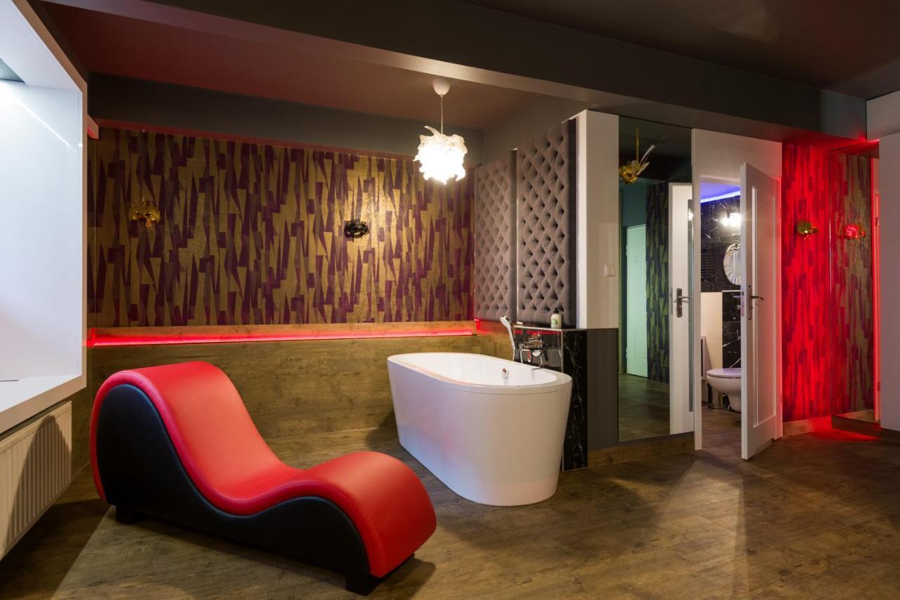 Yourplace Romantic Apartment With Private Patio Cracovie Extérieur photo